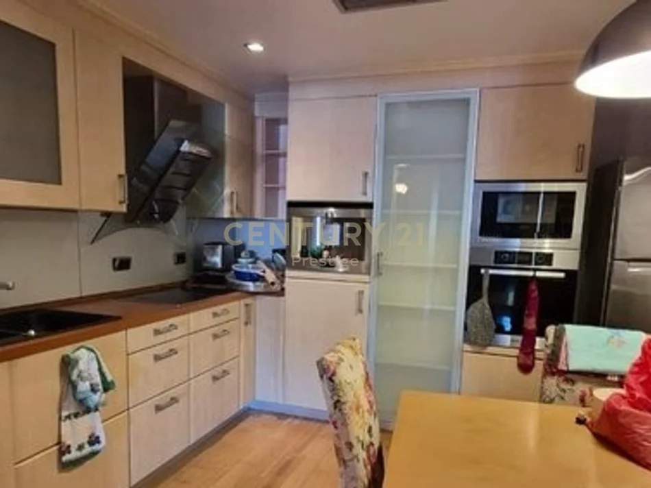 Tirane, jepet me qera apartament 3+1+Ballkon Kati 3, 170 m² 1.500 € (brryli)