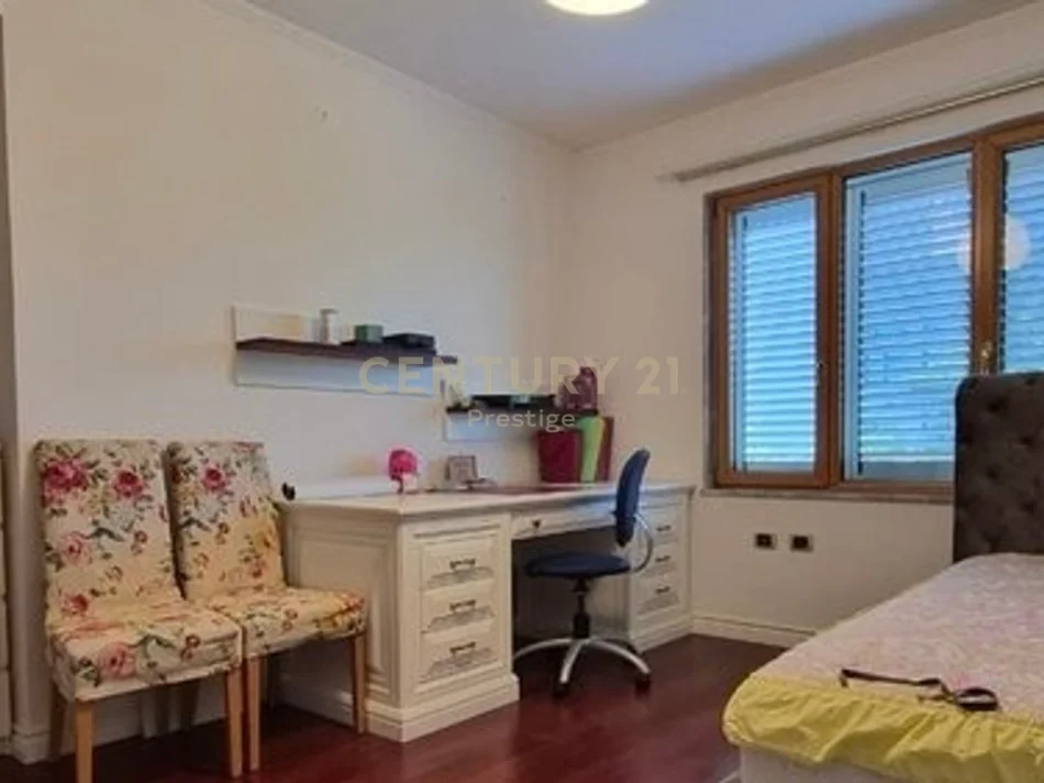 Tirane, jepet me qera apartament 3+1+Ballkon Kati 3, 170 m² 1.500 € (brryli)