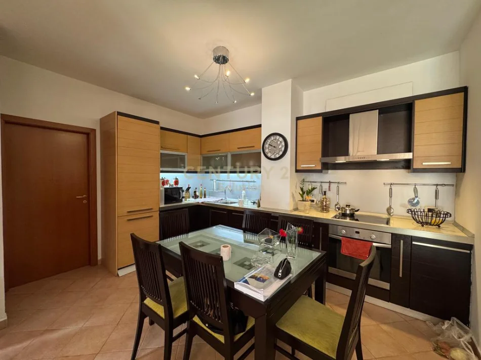Tirane, shitet apartament 2+1 Kati 5, 117 m² 280.000 € (komuna e parisit)