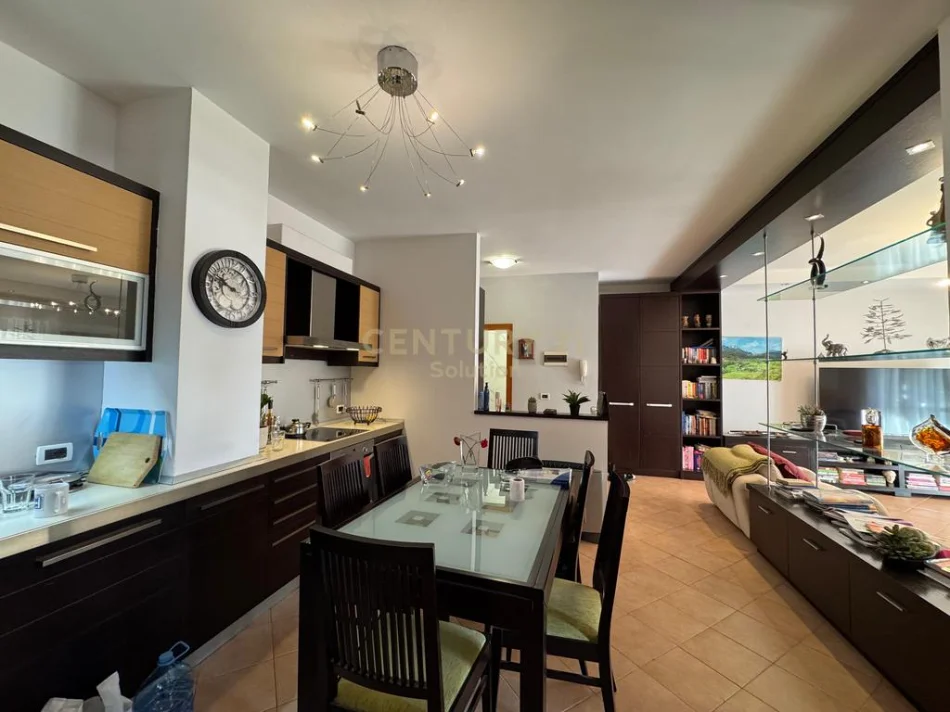 Tirane, shitet apartament 2+1 Kati 5, 117 m² 280.000 € (komuna e parisit)
