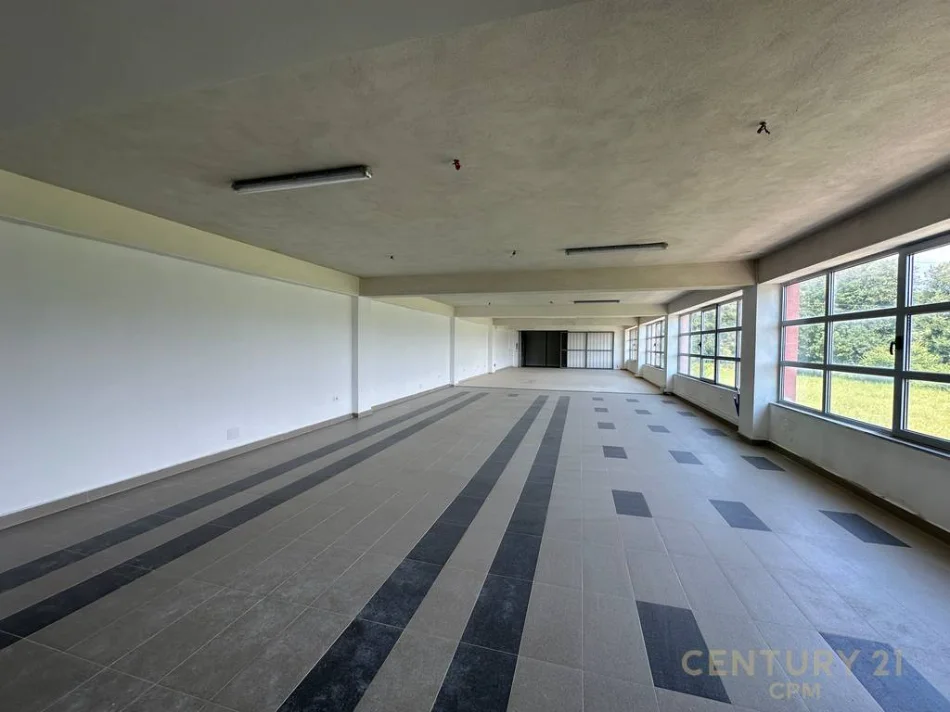 Tirane, jepet me qera ambjent biznesi Kati 2, 2.030 m² 2.150 € (Prush)