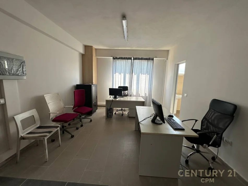 Tirane, jepet me qera ambjent biznesi Kati 2, 2.030 m² 2.150 € (Prush)