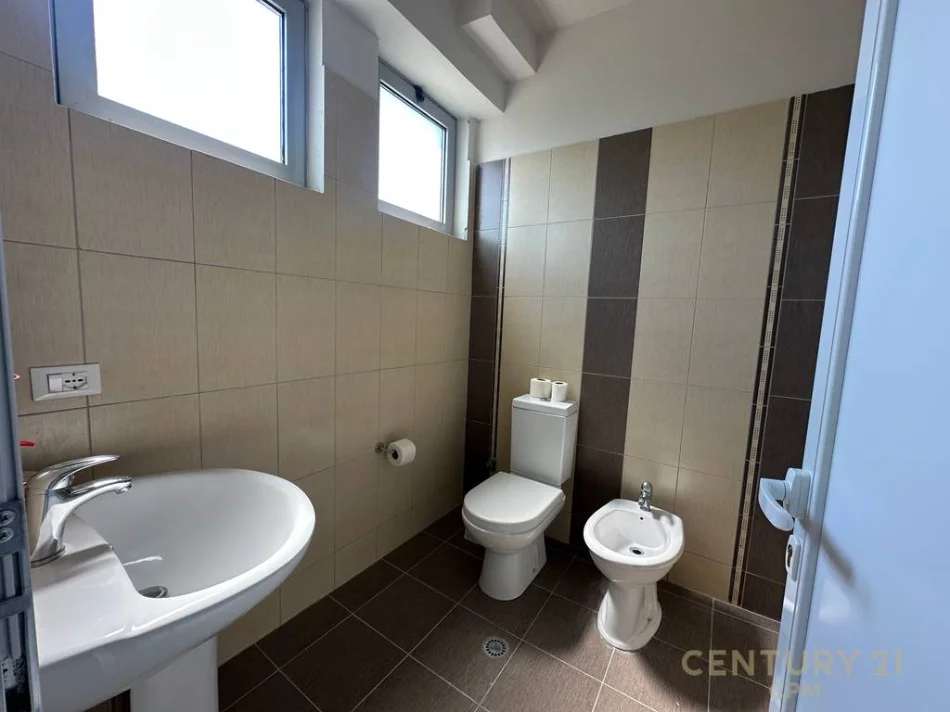 Tirane, jepet me qera ambjent biznesi Kati 2, 2.030 m² 2.150 € (Prush)