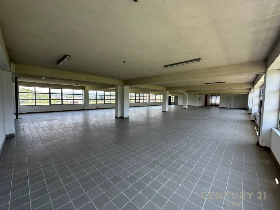 Tirane, jepet me qera ambjent biznesi Kati 2, 2.030 m² 2.150 € (Prush)