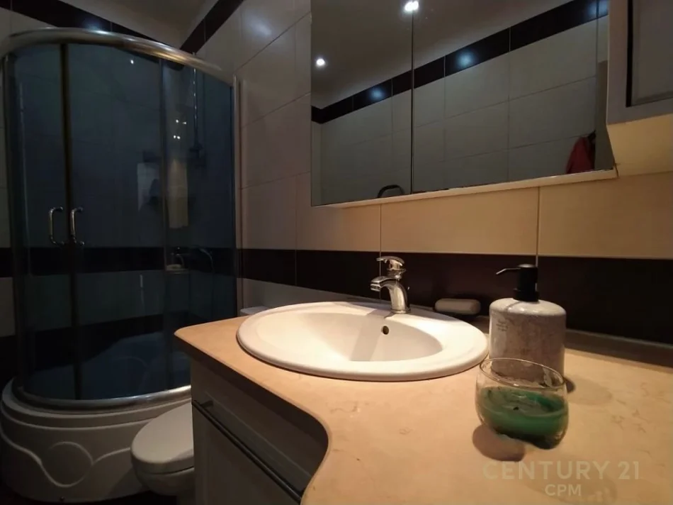 Tirane, jepet me qera 1+1+Ballkon , (Komuna e Parisit)