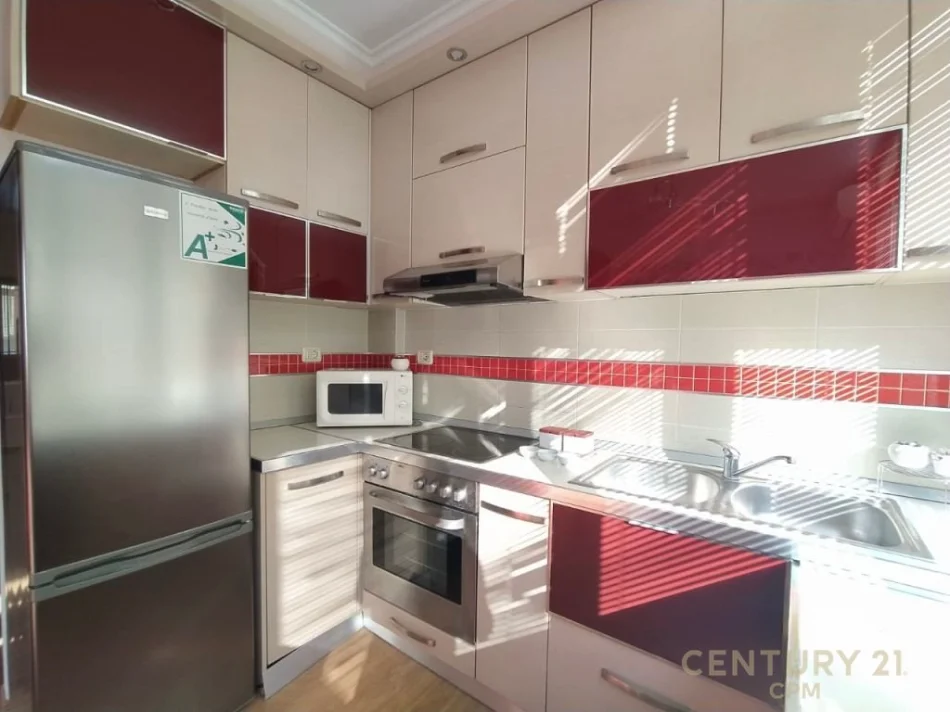 Tirane, jepet me qera 1+1+Ballkon , (Komuna e Parisit)