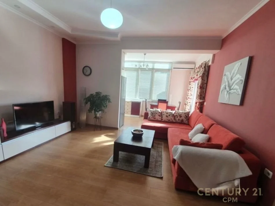 Tirane, jepet me qera 1+1+Ballkon , (Komuna e Parisit)
