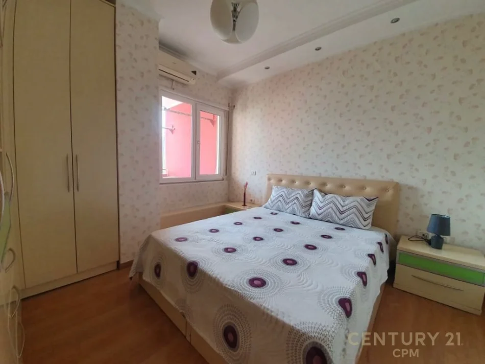 Tirane, jepet me qera 1+1+Ballkon , (Komuna e Parisit)