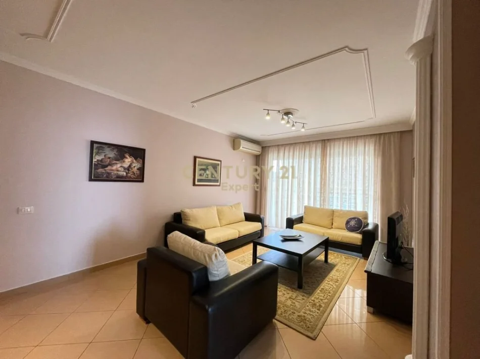 Tirane, jepet me qera apartament 2+1+Ballkon Kati 10, 130 m² 800 € (libri universitar)