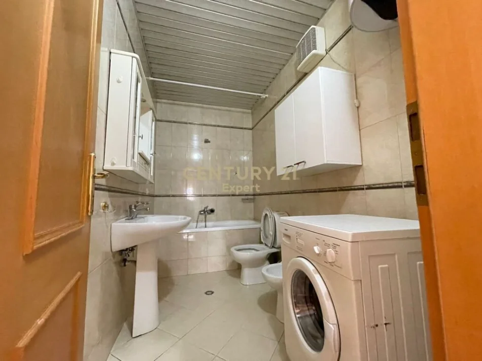 Tirane, jepet me qera apartament 2+1+Ballkon Kati 10, 130 m² 800 € (libri universitar)