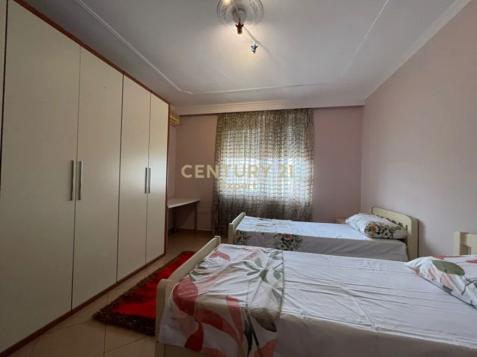Tirane, jepet me qera apartament 2+1+Ballkon Kati 10, 130 m² 800 € (libri universitar)