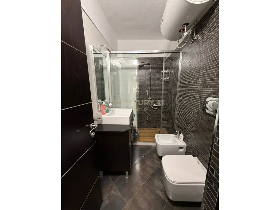 Tirane, jepet me qera apartament 2+1+Ballkon Kati 6, 96 m² 1.500 € (Ambasador 3)