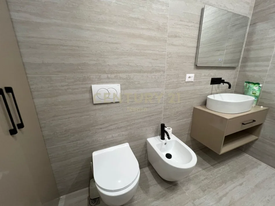 Tirane, jepet me qera apartament 1+1 , 63 m² 650 € 