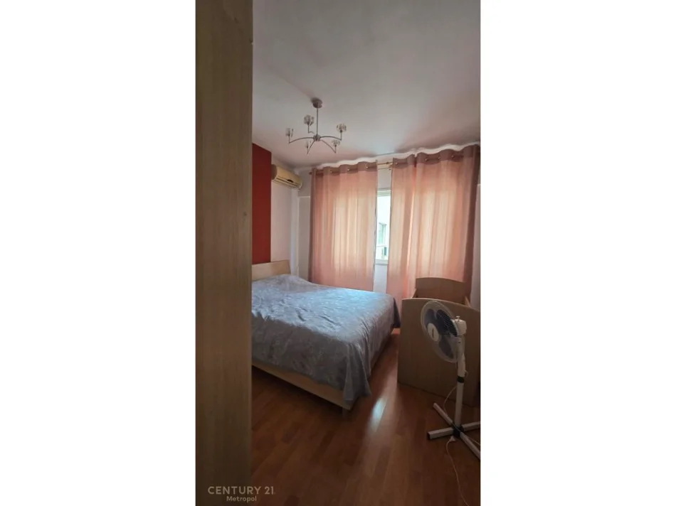 Tirane, jepet me qera apartament 2+1+Ballkon Kati 4, 106 m² 780 € (Komplesi Kristal)