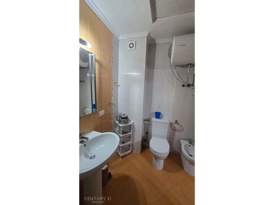 Tirane, jepet me qera apartament 2+1+Ballkon Kati 4, 106 m² 780 € (Komplesi Kristal)