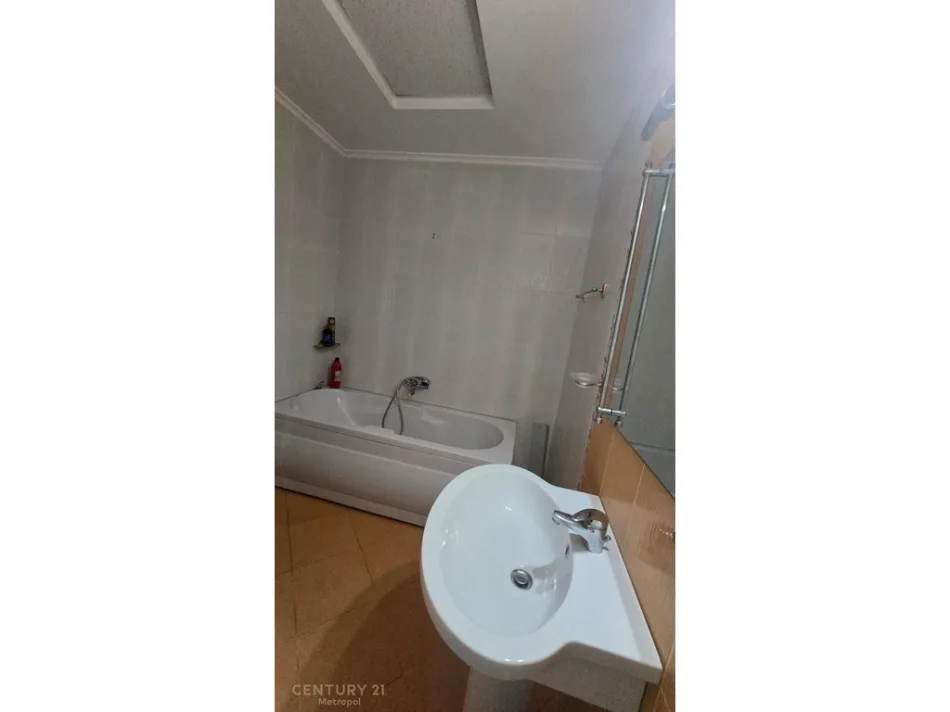 Tirane, jepet me qera apartament 2+1+Ballkon Kati 4, 106 m² 780 € (Komplesi Kristal)