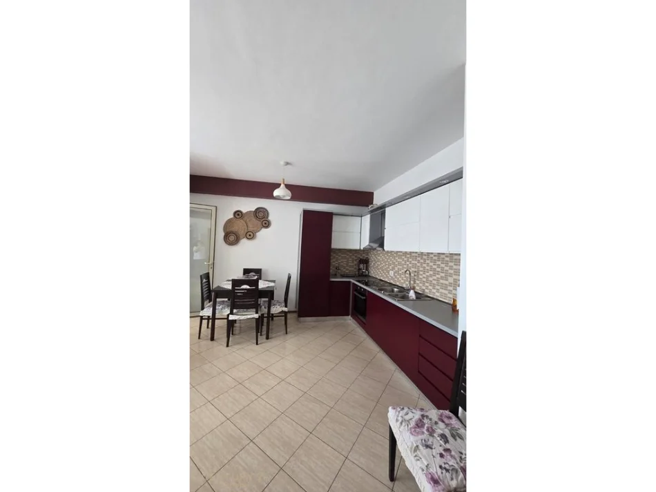 Tirane, jepet me qera apartament 2+1+Ballkon Kati 4, 106 m² 780 € (Komplesi Kristal)