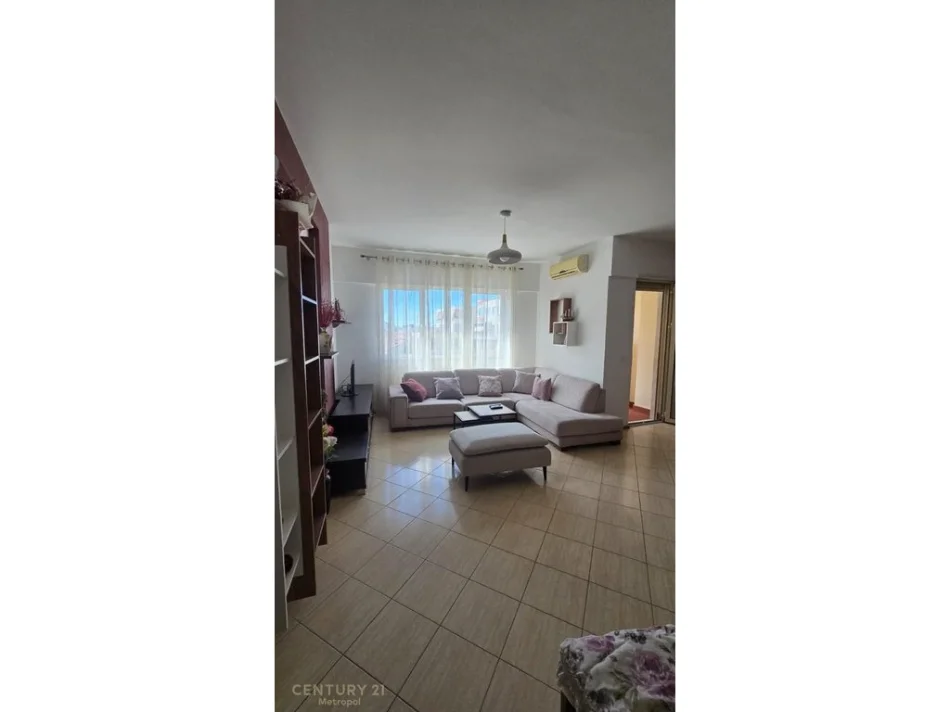 Tirane, jepet me qera apartament 2+1+Ballkon Kati 4, 106 m² 780 € (Komplesi Kristal)