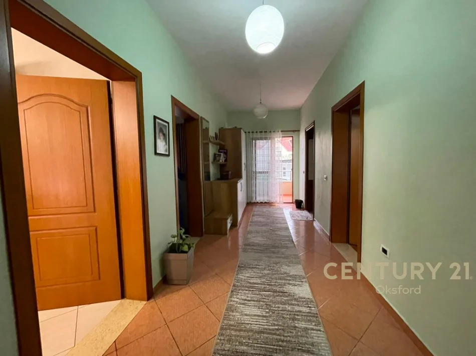 Tirane, jepet me qera apartament 2+1+Ballkon Kati 2, 100 m² 1.000 € (Sauk i Ri)