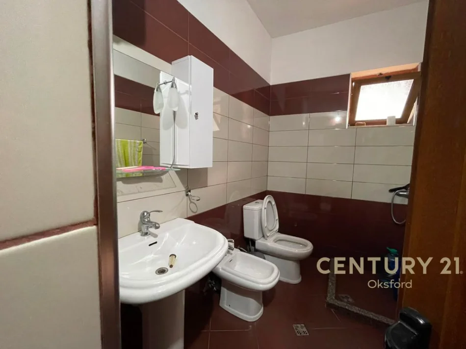 Tirane, jepet me qera apartament 2+1+Ballkon Kati 2, 100 m² 1.000 € (Sauk i Ri)