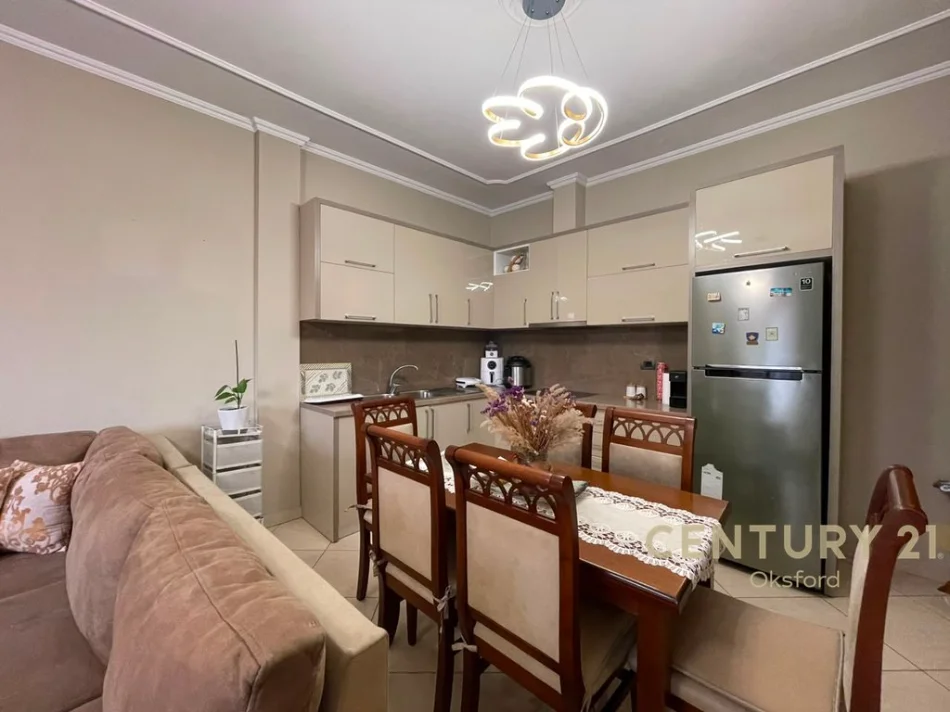 Tirane, jepet me qera apartament 2+1+Ballkon Kati 2, 100 m² 1.000 € (Sauk i Ri)