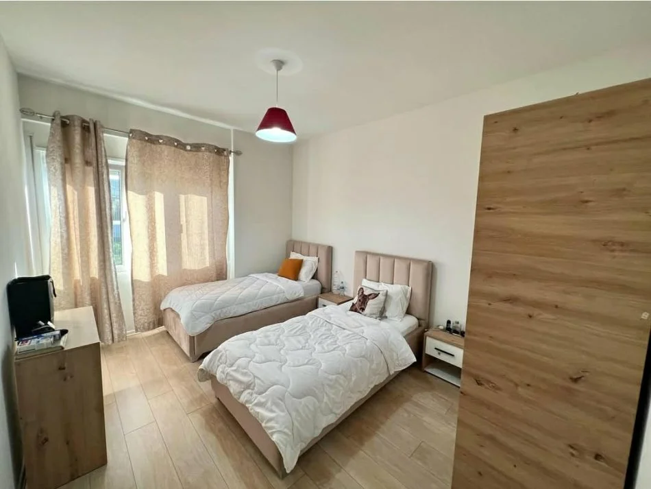 Tirane, jepet me qera apartament 2+1 Kati 4, 120 m² 1.300 € (Rruga e kosovareve)
