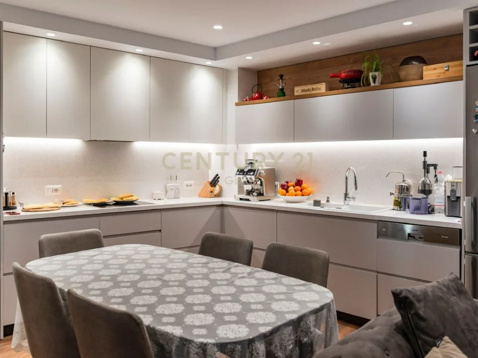 Tirane, jepet me qera apartament 2+1+Ballkon Kati 5, 115 m² 1.500 € 