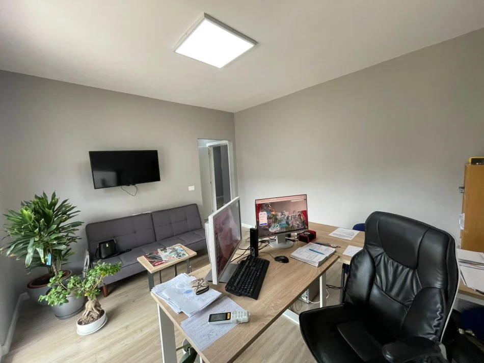 jepet me qera zyra me mobilje  apartament 2+1+Ballkon Kati 1, 110 m² 700 €-astir