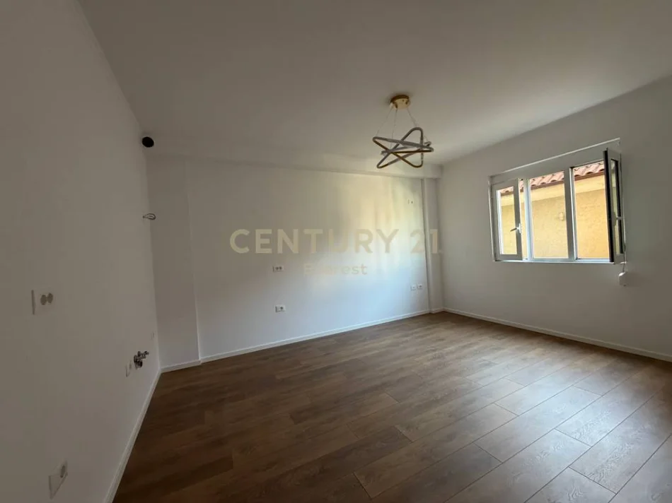 Tirane, shitet apartament 1+1 Kati 3, 48 m² 108.000 € (Laprake)