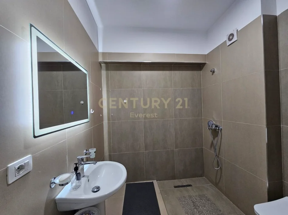 Tirane, jepet me qera apartament Kati 4, 70 m² 500 € (Spitali Amerikan 2)