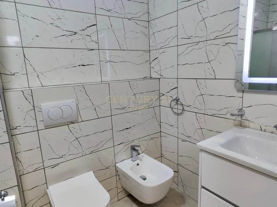 Tirane, jepet me qera apartament 2+1 Kati 4, 96 m² 700 € 