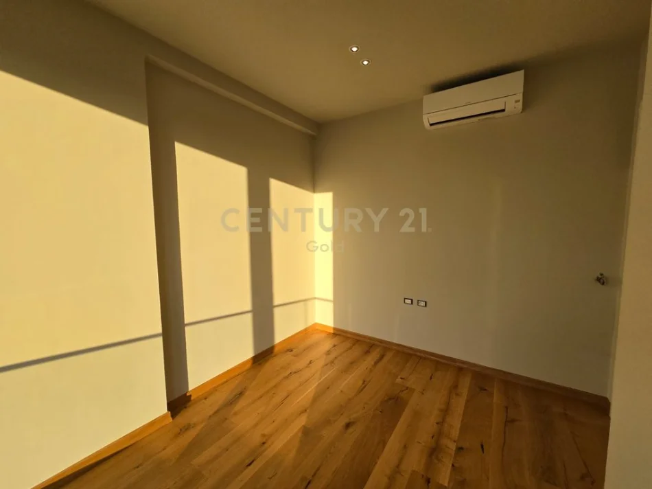 Tirane, shitet Vile 4+1+Aneks+Ballkon Kati 3, 311 m² 480.000 € (FARKE)