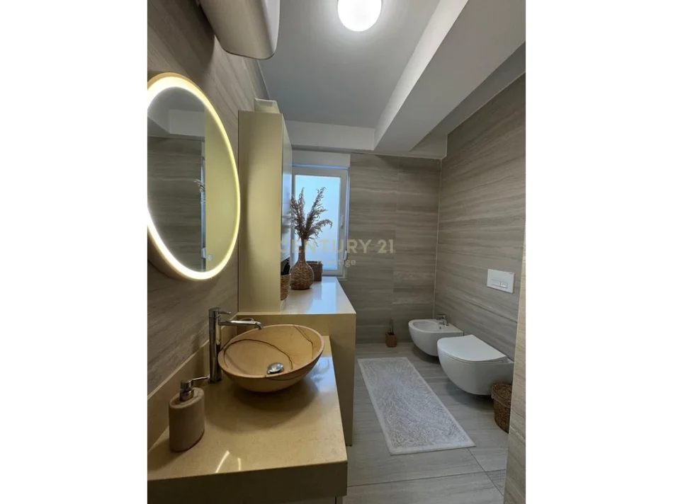 APARTAMENT LUKSOZ 1+1+POST PARKIMI , RRUGA BARRIKADAVE !   1.000 €
