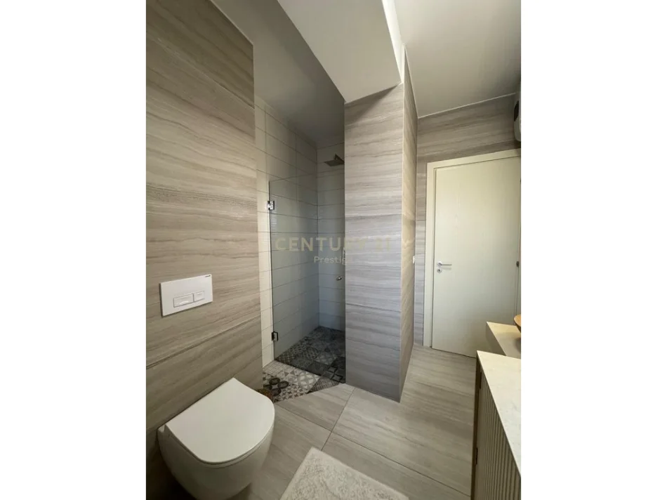 APARTAMENT LUKSOZ 1+1+POST PARKIMI , RRUGA BARRIKADAVE !   1.000 €