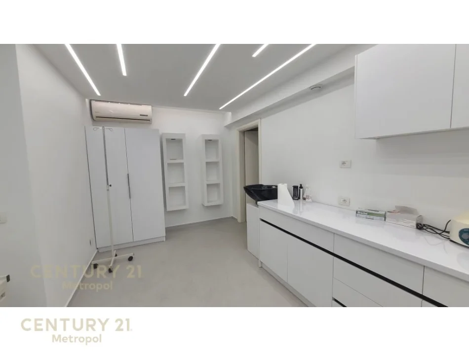 Tirane, jepet me qera ambjent biznesi Kati 3, 70 m² 750 € 