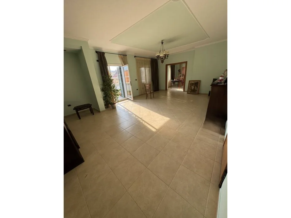 Tirane, jepet me qera ambjent biznesi Kati 11, 127 m² 850 € (Komuna e Parisit)