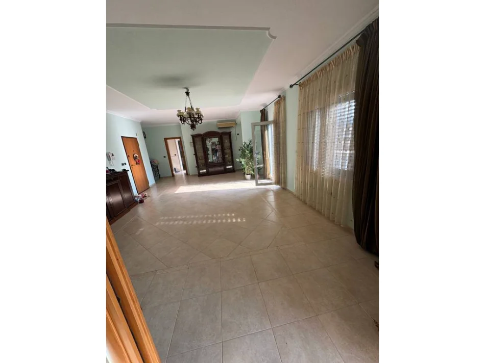 Tirane, jepet me qera ambjent biznesi Kati 11, 127 m² 850 € (Komuna e Parisit)