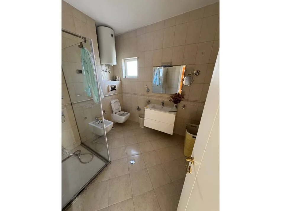 Tirane, jepet me qera ambjent biznesi Kati 11, 127 m² 850 € (Komuna e Parisit)