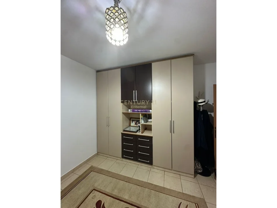 Tirane, jepet me qera apartament 2+1 Kati 3, 107 m² 600 € (Mbikalimi i Komunes)