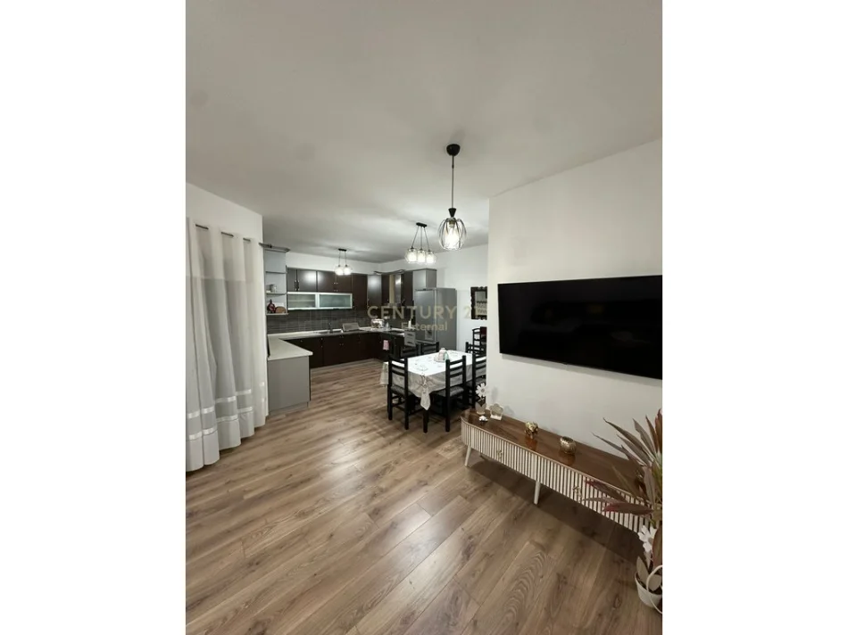 Tirane, jepet me qera apartament 2+1 Kati 3, 110 m² 600 € (Mbikalimi Komunes)
