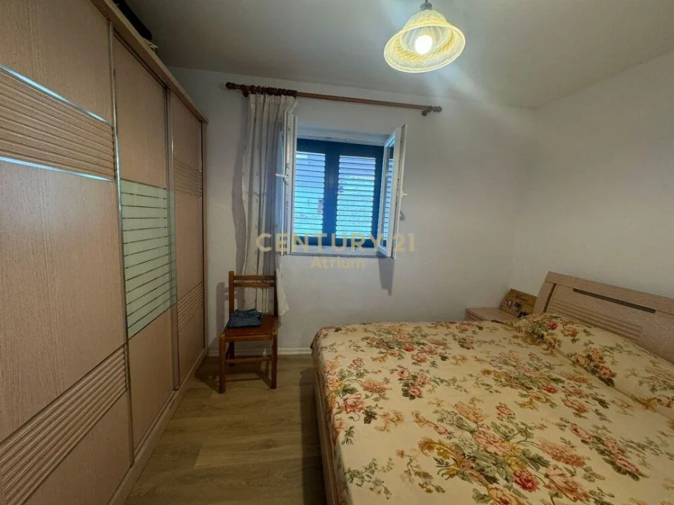 Tirane, jepet me qera apartament 1+1 Kati 1, 70 m² 500 € (Rruga Ali Visha)