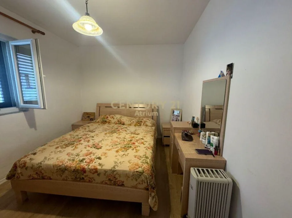 Tirane, jepet me qera apartament 1+1 Kati 1, 70 m² 500 € (Rruga Ali Visha)