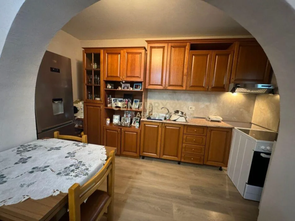 Tirane, jepet me qera apartament 1+1 Kati 1, 70 m² 500 € (Rruga Ali Visha)