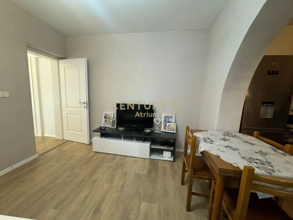 Tirane, jepet me qera apartament 1+1 Kati 1, 70 m² 500 € (Rruga Ali Visha)