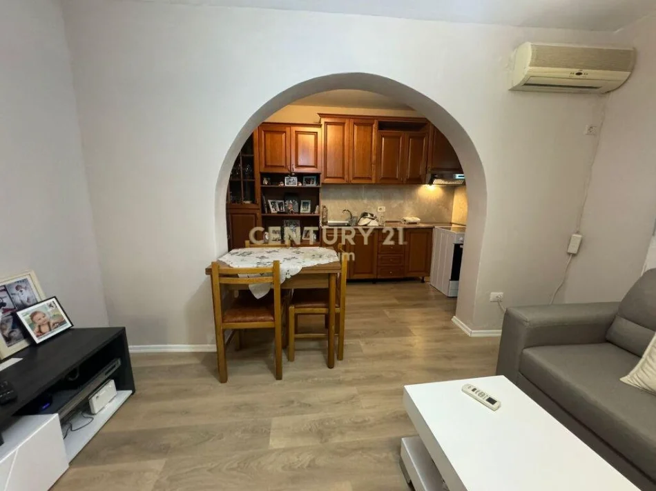 Tirane, jepet me qera apartament 1+1 Kati 1, 70 m² 500 € (Rruga Ali Visha)
