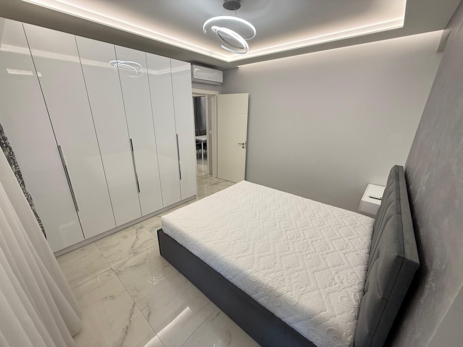 Tirane, jepet me qera 2+1 Kati 3, 90 m² 700 € (ish fusha e aviacionit)