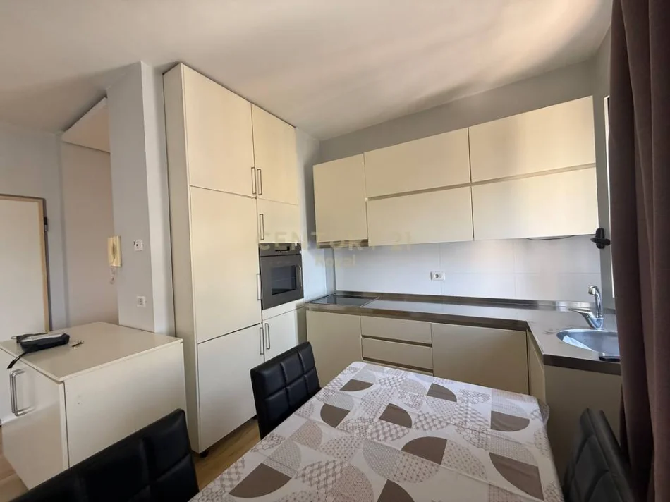 Tirane, jepet me qera apartament 1+1+Ballkon Kati 10, 80 m² 600 € 
