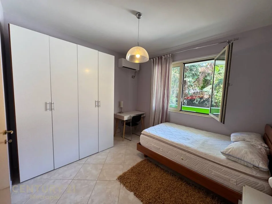 Tirane, jepet me qera apartament 2+1+Ballkon Kati 2, 118 m² 900 € (Drejtoria e Higjenes)