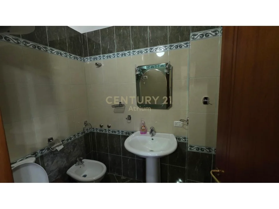 Tirane, jepet me qera apartament 2+1+Ballkon Kati 4, 76 m² 600 € (Materniteti i Ri)