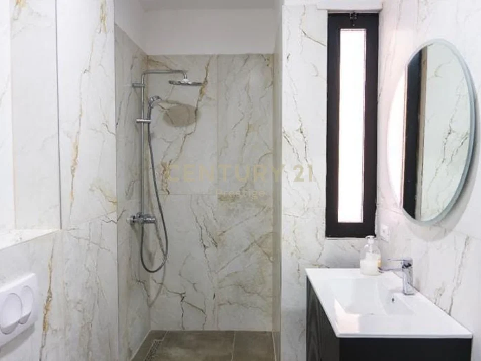 Tirane, jepet me qera apartament 1+1+Ballkon Kati 1, 64 m² 600 € (Stacioni i Trenit)